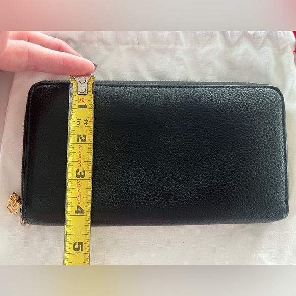 Alexander McQueen - Black Pebble
Leather Skull Zip-Around Oversized Wallet EUC - Picture 14 of 15